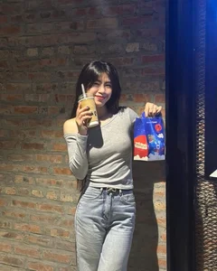Vietnamese Women's National Team Star Swaps Jersey for Sweet and Chic Casual Style - image 2