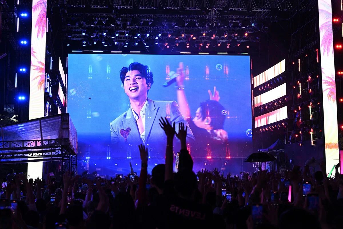 Thousands of Fans Brave Heavy Rain for Hieu Thu Hai's Performance