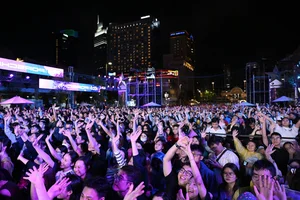 Thousands of Fans Brave Heavy Rain for Hieu Thu Hai's Performance - image 2