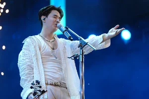 Thousands of Fans Brave Heavy Rain for Hieu Thu Hai's Performance - image 6