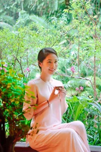 Shark Hung’s Wife Thu Trang Defines Quiet Luxury with Elegant Matching Outfits - image 10