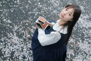 YiTuYu Vol.8649 Xiao Zi: Gentle Spring Beauty, an Aesthetic Portrait Amidst Blossoms. - image 10