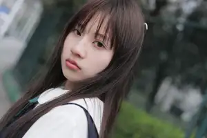 YiTuYu Vol.8649 Xiao Zi: Gentle Spring Beauty, an Aesthetic Portrait Amidst Blossoms. - image 1