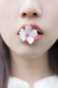YiTuYu Vol.8649 Xiao Zi: Gentle Spring Beauty, an Aesthetic Portrait Amidst Blossoms. - image 17