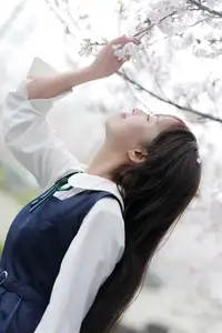 YiTuYu Vol.8649 Xiao Zi: Gentle Spring Beauty, an Aesthetic Portrait Amidst Blossoms. - image 8