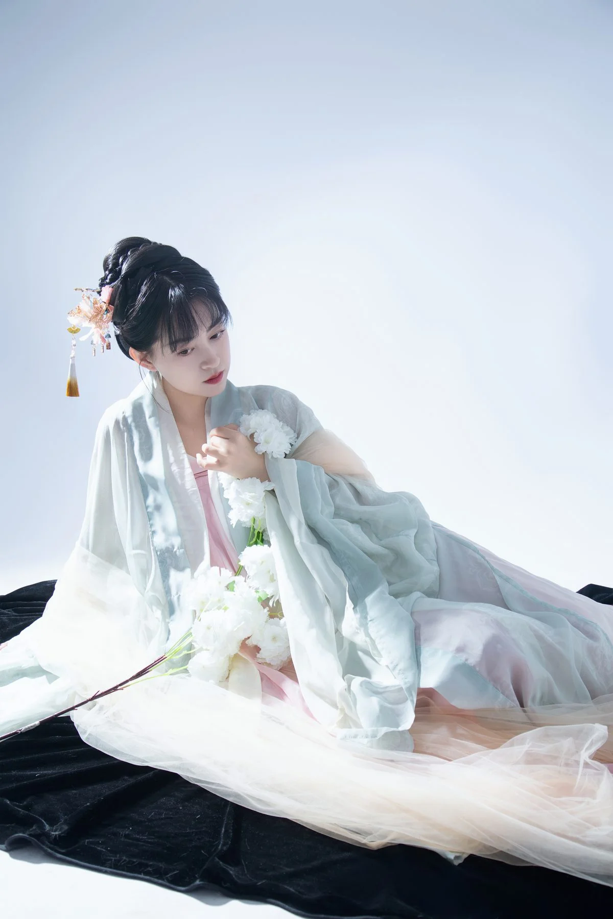 YiTuYu Art Language Vol.6044 Featuring Yi Xuan: A Masterclass in Portraiture