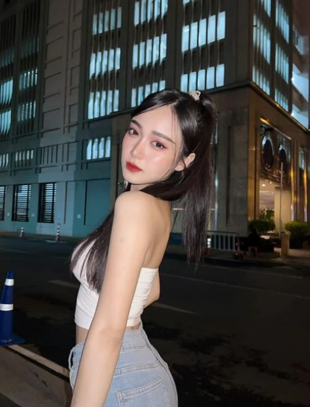 Petite Uniform Goddess Captivates Millions of Fans with Charming Style and Confidence