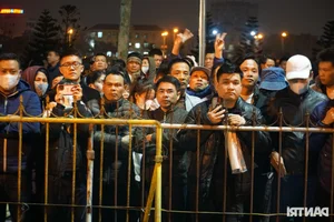 Crowds Climb Fences at Tran Temple Festival Vietnam Cultural Experience - image 3