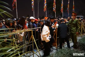 Crowds Climb Fences at Tran Temple Festival Vietnam Cultural Experience - image 2