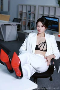 Elegant Portrait Photography Featuring Nan Qiao in XiuRen No.10908 – Stylish Fashion and Aesthetic Studio Shoot - image 9
