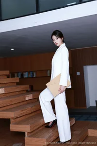 Elegant Portrait Photography Featuring Nan Qiao in XiuRen No.10908 – Stylish Fashion and Aesthetic Studio Shoot - image 5