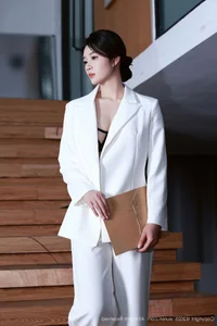 Elegant Portrait Photography Featuring Nan Qiao in XiuRen No.10908 – Stylish Fashion and Aesthetic Studio Shoot - image 11