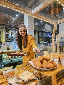 Vietnamese Supermodel Thanh Hằng Stuns in Yellow Ao Dai During Tet Reunion with Anh Thơ - image 13