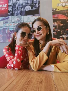 Vietnamese Supermodel Thanh Hằng Stuns in Yellow Ao Dai During Tet Reunion with Anh Thơ - image 2