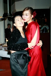 Vietnamese Supermodel Thanh Hằng Stuns in Yellow Ao Dai During Tet Reunion with Anh Thơ - image 5