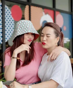 Vietnamese Supermodel Thanh Hằng Stuns in Yellow Ao Dai During Tet Reunion with Anh Thơ - image 12
