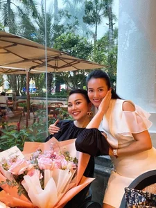 Vietnamese Supermodel Thanh Hằng Stuns in Yellow Ao Dai During Tet Reunion with Anh Thơ - image 10