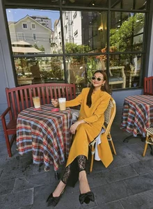 Vietnamese Supermodel Thanh Hằng Stuns in Yellow Ao Dai During Tet Reunion with Anh Thơ - image 4