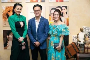 Vietnamese Supermodel Thanh Hằng Stuns in Yellow Ao Dai During Tet Reunion with Anh Thơ - image 3
