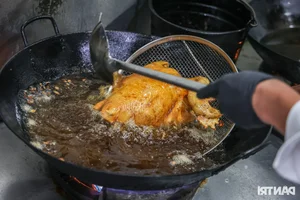 Hanoi’s Spectacular 'Dancing Chicken Hotpot' Amazes International Tourists with Fiery Culinary Performance - image 1