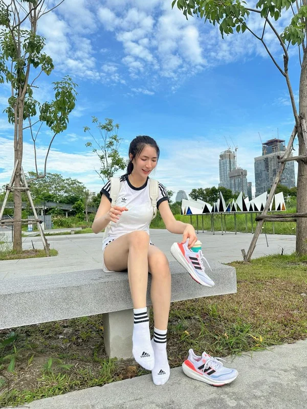 Beautiful Candy Seller Captivates Social Media with Fairy-Like Beauty and Passion for Running