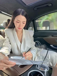 Beautiful Candy Seller Captivates Social Media with Fairy-Like Beauty and Passion for Running - image 0