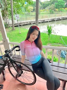 Beautiful Candy Seller Captivates Social Media with Fairy-Like Beauty and Passion for Running - image 1