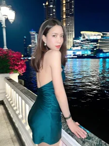 Beautiful Candy Seller Captivates Social Media with Fairy-Like Beauty and Passion for Running - image 4