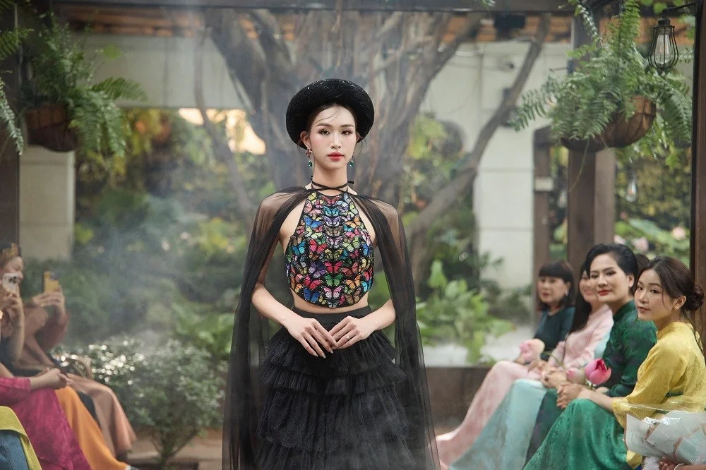 Nguyen Cao Minh Anh Radiates Elegance in Traditional Vietnamese Ao Dai