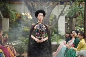 Nguyen Cao Minh Anh Radiates Elegance in Traditional Vietnamese Ao Dai - image 4