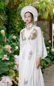 Nguyen Cao Minh Anh Radiates Elegance in Traditional Vietnamese Ao Dai - image 0