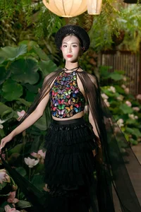 Nguyen Cao Minh Anh Radiates Elegance in Traditional Vietnamese Ao Dai - image 2
