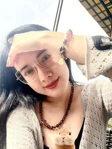 MC Hoai Anh Stuns with Natural Beauty and Unedited Visuals - image 7