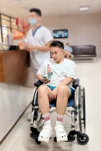 Vietnamese Singer Trung Quan Idol Suffers Broken Rib and Celebrity News Updates - image 10