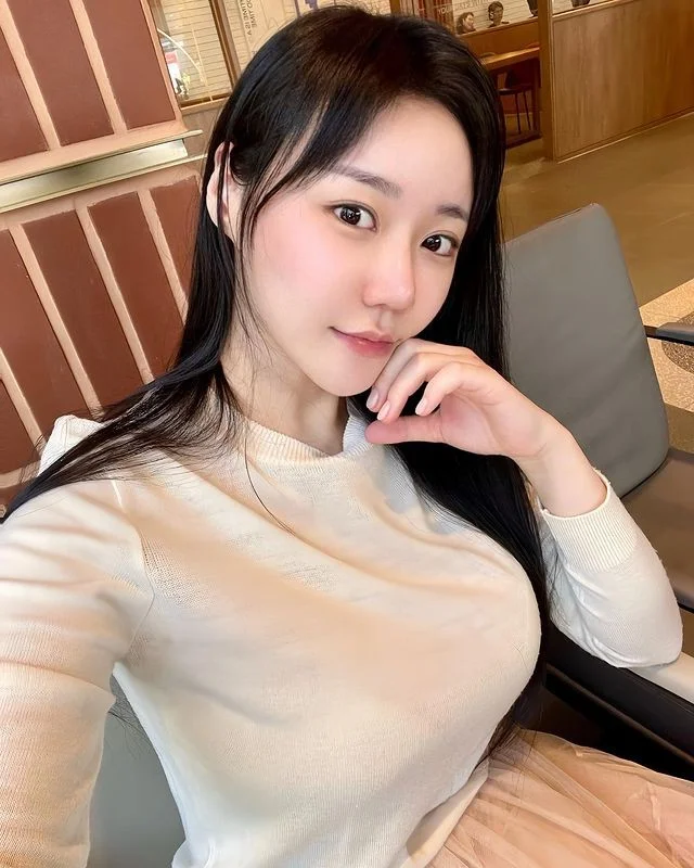 Viral Hot Girl Sparks Online Sensation with Bold Kimchi-Making Outfit