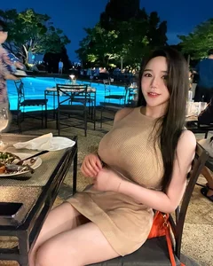 Viral Hot Girl Sparks Online Sensation with Bold Kimchi-Making Outfit - image 2