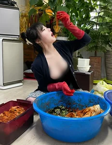 Viral Hot Girl Sparks Online Sensation with Bold Kimchi-Making Outfit - image 6