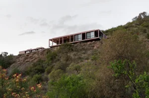 Breathtaking Cliffside Houses: Architectural Marvels Perched Precariously Over the Edge - image 6