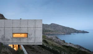Breathtaking Cliffside Houses: Architectural Marvels Perched Precariously Over the Edge - image 5
