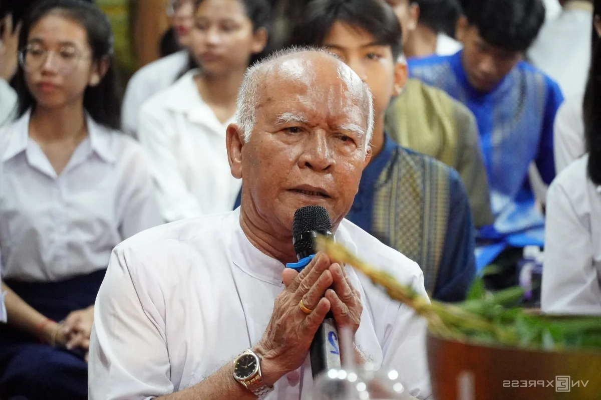 Experience the Sacred Moon Worshipping Ceremony and Com Dep Ritual of the Khmer People