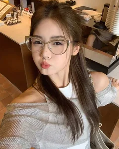 Aesthetic Girls with Glasses: Pure and Cute Portrait Trends 2026 - image 1