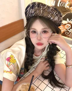 Aesthetic Girls with Glasses: Pure and Cute Portrait Trends 2026 - image 6