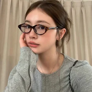 Aesthetic Girls with Glasses: Pure and Cute Portrait Trends 2026 - image 25