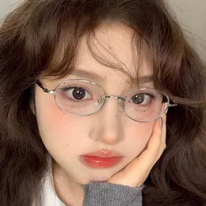 Aesthetic Girls with Glasses: Pure and Cute Portrait Trends 2026 - image 10