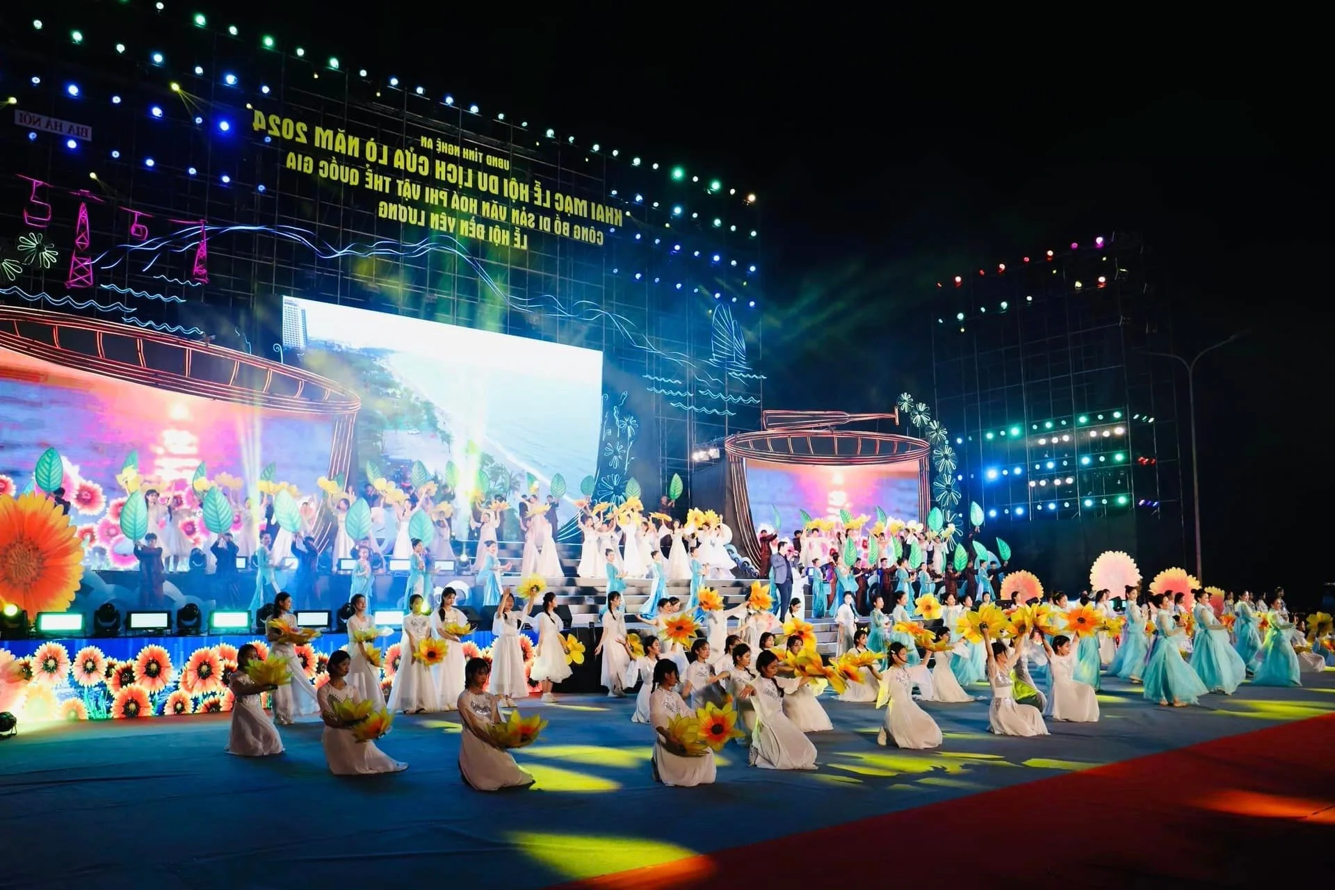 Vibrant Crowds Gather for the Spectacular Opening Night of Cua Lo Tourism Festival