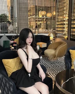 Elegant 2026 Dress Fashion Gallery: Stunning 4K Portrait Photography - image 1