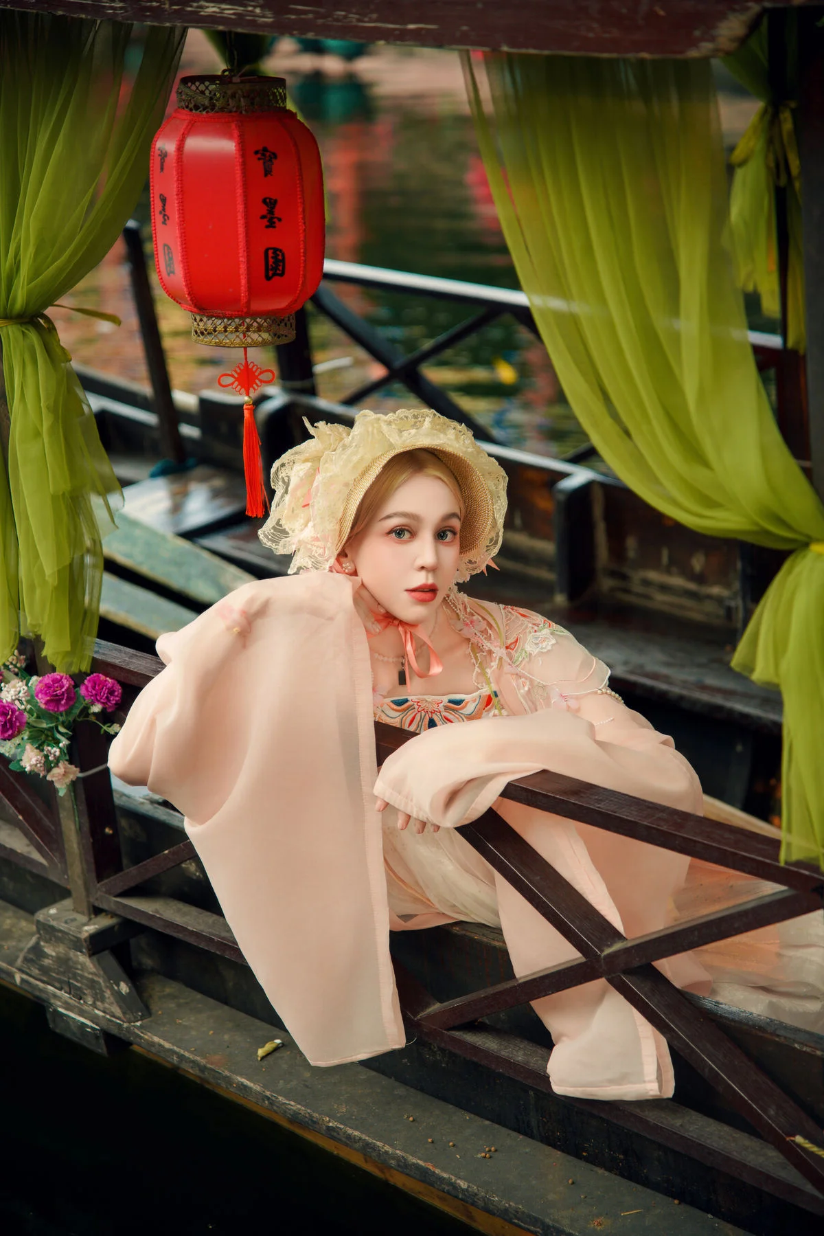 East Meets West: Russian Beauty Zhu Li Ya’s Ethereal Debut in Traditional Hanfu Elegance