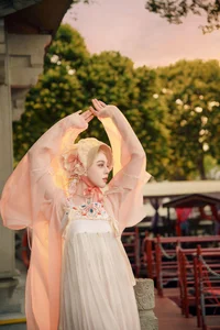 East Meets West: Russian Beauty Zhu Li Ya’s Ethereal Debut in Traditional Hanfu Elegance - image 7