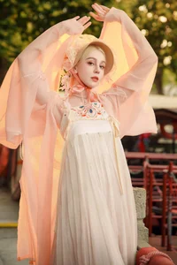 East Meets West: Russian Beauty Zhu Li Ya’s Ethereal Debut in Traditional Hanfu Elegance - image 0