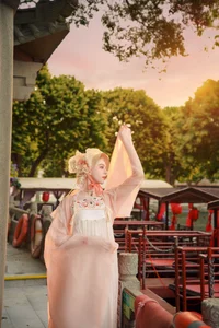 East Meets West: Russian Beauty Zhu Li Ya’s Ethereal Debut in Traditional Hanfu Elegance - image 11